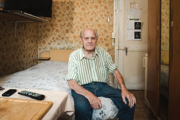 Ce monsieur que vous voyez là 👇 c'est Marcel. @paulinegauer l'avait rencontré en juillet 2022. Il avait alors 86 ans. Cette année, Marcel est mort à cause du mal-logement⬇️ streetpress.com/sujet/16959020…