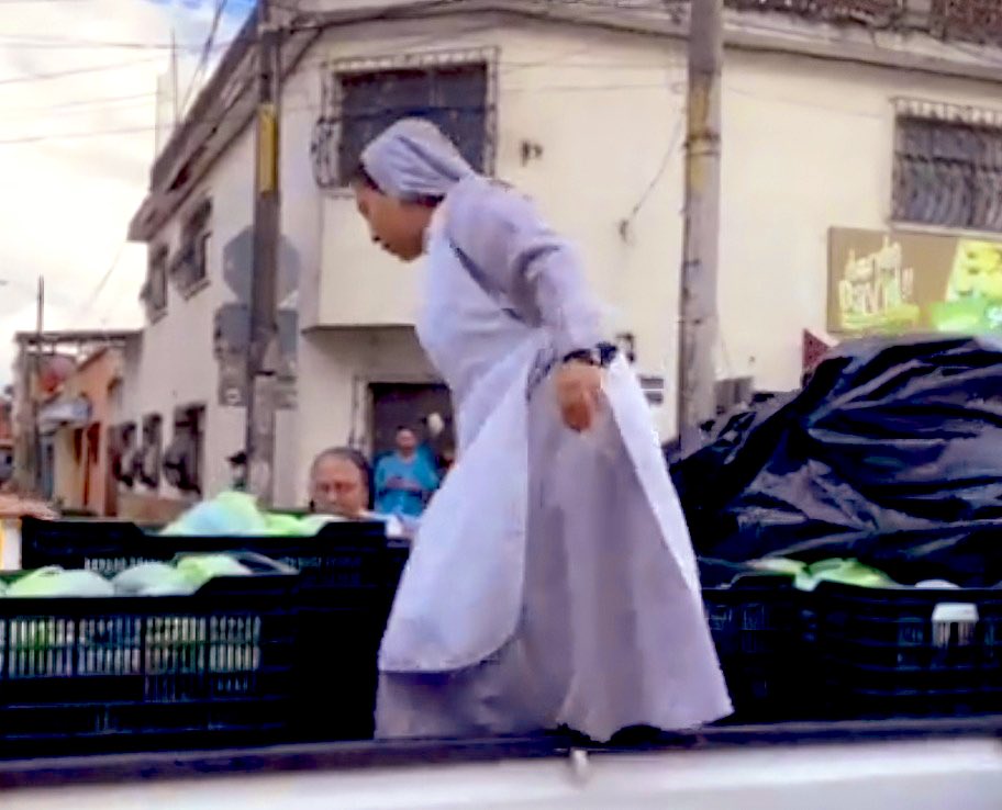 Factor4_GT's tweet photo. 📝✊🏾 | Hermanas del Hogar Nuestra Señora Consoladora, llevaron alimentos e insumos básicos a la #ResistenciPacífica frente al @MPguatemala.   

#DefensaDeLaDemocracia https://t.co/h0zBgXysKr