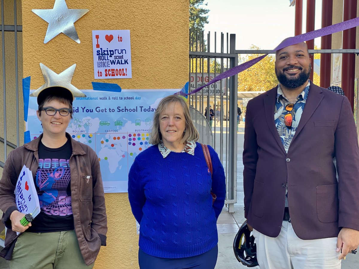 Thank you Berkeley City Council Member and Commissioner Alternate @taplinterry & Council Member @KateHarrisonD4 for joining students for @AlamedaCoSR2S’s International #WalkAndRollDay! Shout out also to caregiver champions, including Kendra, pictured here. ❤ 🚲