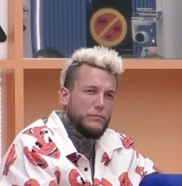Elegidx's tweet image. La cara de Álex mientras escucha al pesado de Luitingo JAJAJAAJAJAJAJAJA QUE ME AHOGO #GHVIP4O