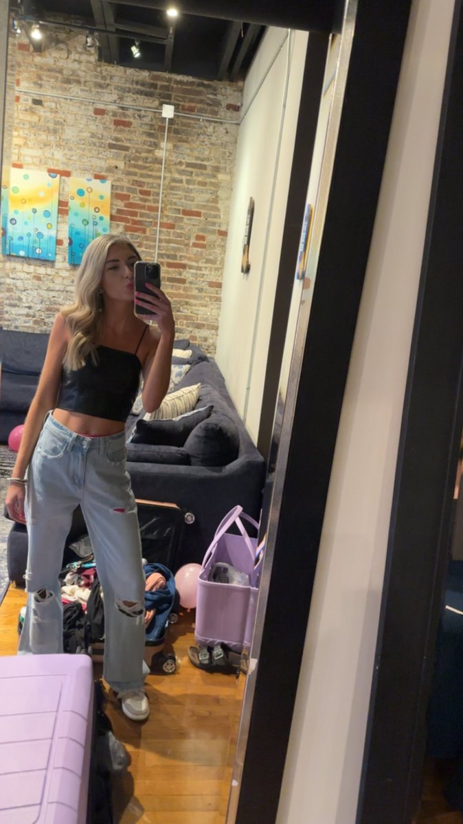 Kcauseyy's tweet photo. Can’t talk rn I’m doing hot mom shit https://t.co/mhuXxEVr04