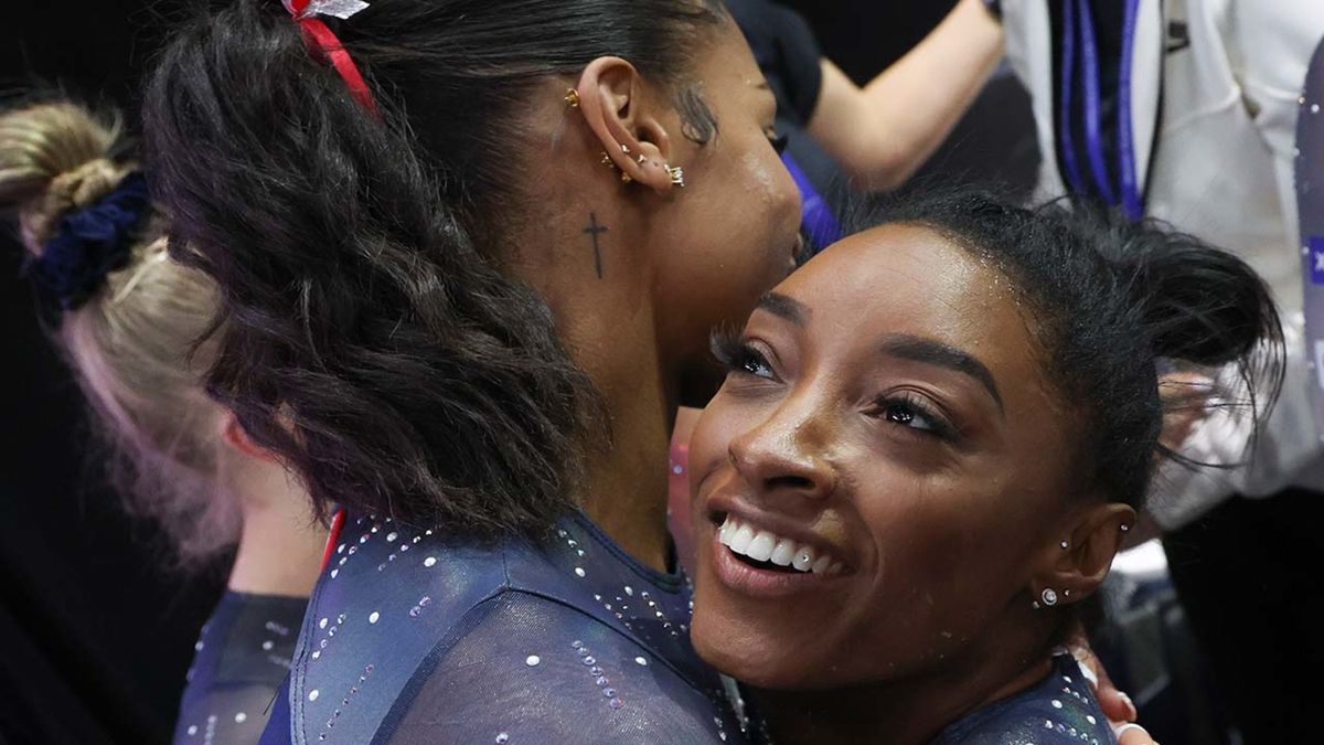 Simone Biles leads U.S. women to record 7th straight team title at