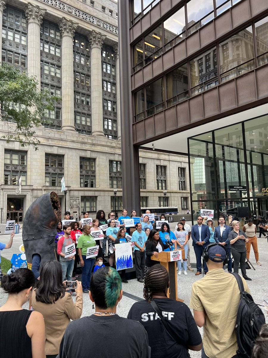 brettj312's tweet photo. @ChicagosMayor’s Chief Sustainability Officer Angela Tovar speaks at our Daley Plaza rally to get the lead out of Chicago’s drinking water! @POTUS @EPA https://t.co/cnfMNhl8hu