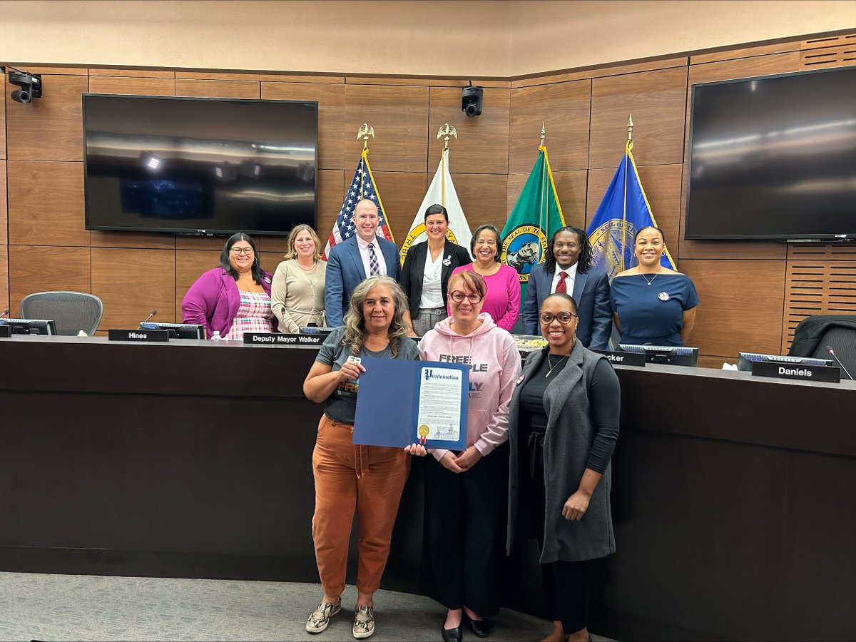 CityofTacoma's tweet image. Yesterday, Mayor Woodards and the #TacCouncil presented the @TacomaLibrary Board President Andrea Cobb, along with Vice President Sara Irish and Director Kate Larsen, with an award proclaiming Oct 2-6 as Freedom to Read Week in #Tacoma.  #FreedomToReadWeek #StandAgainstBookBans