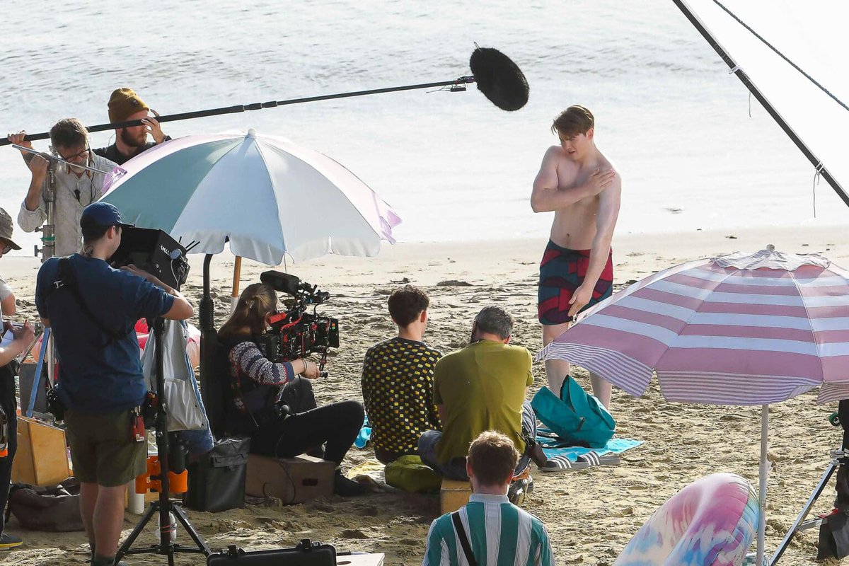heartstbrasil's tweet photo. Novas fotos do elenco no set de filmagens da 3ª temporada de Heartstopper. 🍂📸 https://t.co/kflYJ09W4n