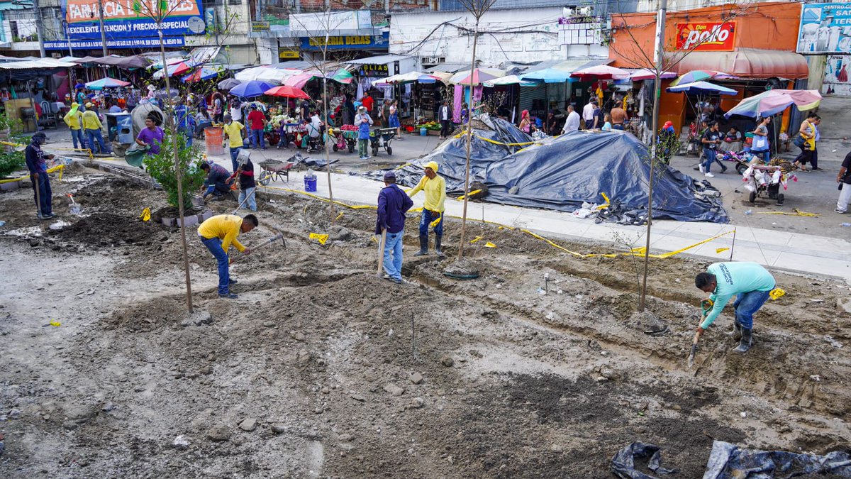 OsirisLunaMeza's tweet photo. Esta tarde, privados de libertad (no pandilleros) contribuyen en el proyecto de cableado subterráneo en la calle Gerardo Barrios, en el Centro de San Salvador.

#PlanCeroOcio al servicio de los salvadoreños.

Gobierno del Presidente @nayibbukele 🇸🇻 https://t.co/SaL9DPWZaJ