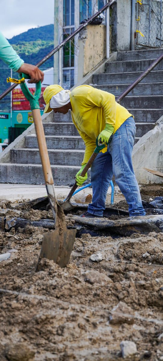 OsirisLunaMeza's tweet photo. Esta tarde, privados de libertad (no pandilleros) contribuyen en el proyecto de cableado subterráneo en la calle Gerardo Barrios, en el Centro de San Salvador.

#PlanCeroOcio al servicio de los salvadoreños.

Gobierno del Presidente @nayibbukele 🇸🇻 https://t.co/SaL9DPWZaJ