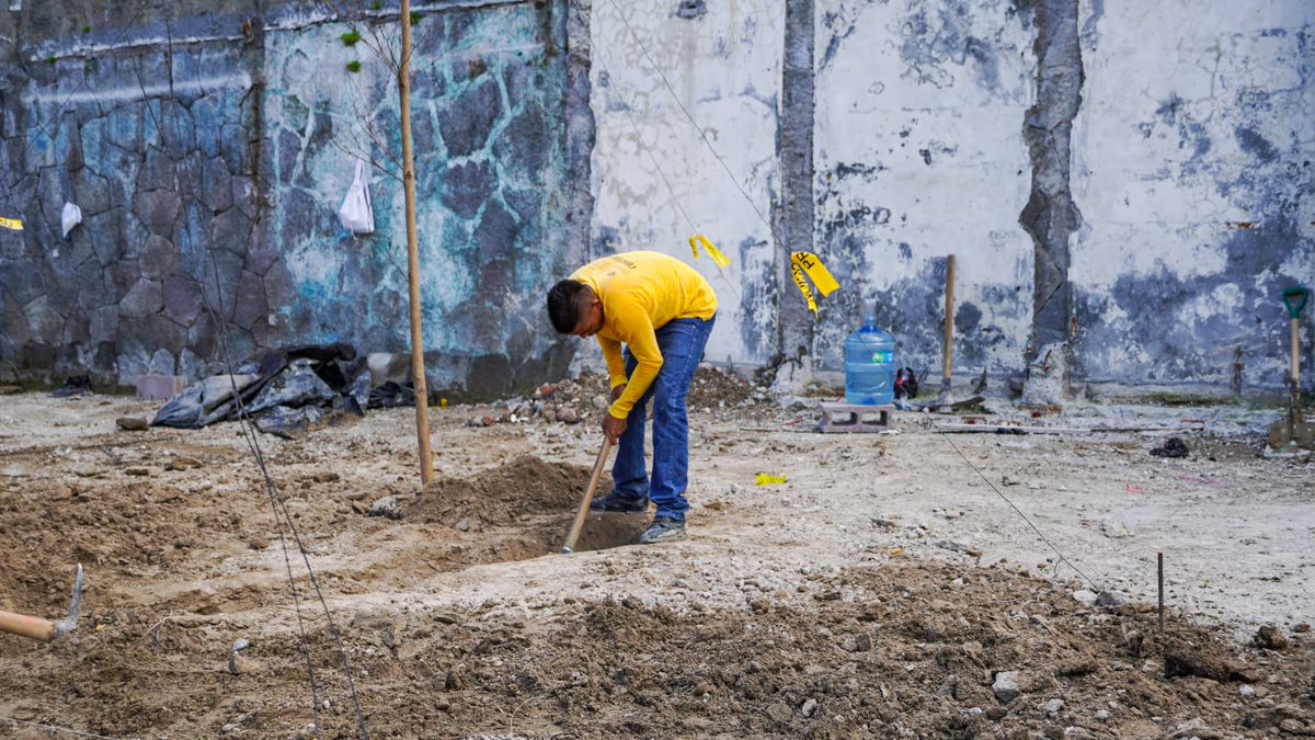 OsirisLunaMeza's tweet photo. Esta tarde, privados de libertad (no pandilleros) contribuyen en el proyecto de cableado subterráneo en la calle Gerardo Barrios, en el Centro de San Salvador.

#PlanCeroOcio al servicio de los salvadoreños.

Gobierno del Presidente @nayibbukele 🇸🇻 https://t.co/SaL9DPWZaJ