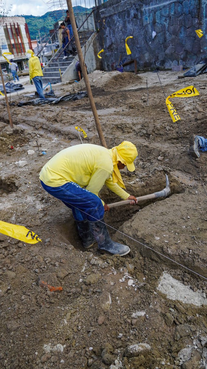 OsirisLunaMeza's tweet photo. Esta tarde, privados de libertad (no pandilleros) contribuyen en el proyecto de cableado subterráneo en la calle Gerardo Barrios, en el Centro de San Salvador.

#PlanCeroOcio al servicio de los salvadoreños.

Gobierno del Presidente @nayibbukele 🇸🇻 https://t.co/SaL9DPWZaJ