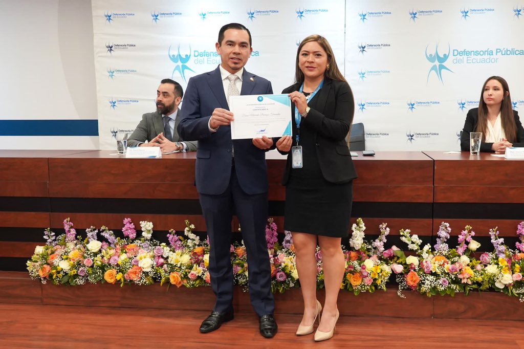 DefPublicaEC's tweet photo. Durante el evento, nuestra máxima autoridad nacional, @AngelTorresDPG, entregó certificados de incorporación como peritos en Psicología Clínica 👩🏻‍⚕️ de la @DefPublicaEC, a quienes contribuirán en la labor de garantizar el pleno e igual acceso a la justicia, con sus aportes técnicos.

#SeguimosCreciendo 📈