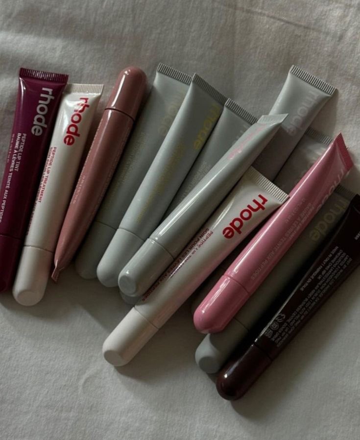 dearhaileyb's tweet photo. nós mulheres que só pensamos em uma coisa

rhode’s lip treatment https://t.co/nn3vISHG9d