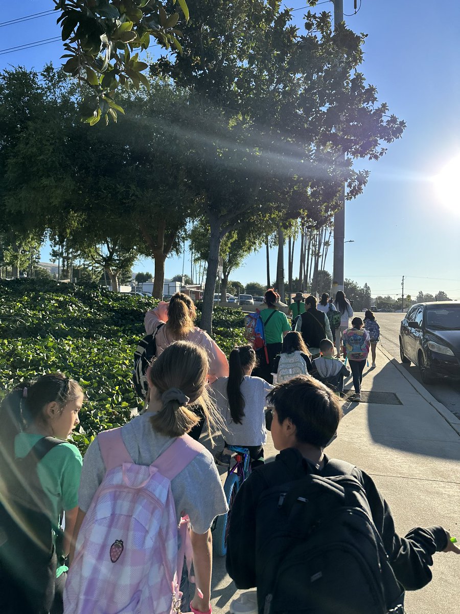 consejeramichel's tweet photo. Walk to school day 👟
@LHSchools @LaderaPalmaPTA @laderapalma #lhcsd #DIAcademy https://t.co/qhtSyZhAqc