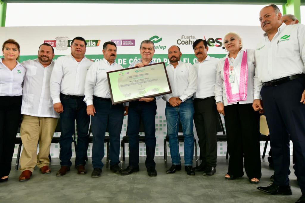 Terminamos nuestra gira de trabajo por la #RegiónNorte, con estudiantes y maestros de los planteles Conalep, #PiedrasNegras, #Acuña y #Frontera, a quienes entregamos equipo de cómputo, aires acondicionados y kits de actualización. (1/2)