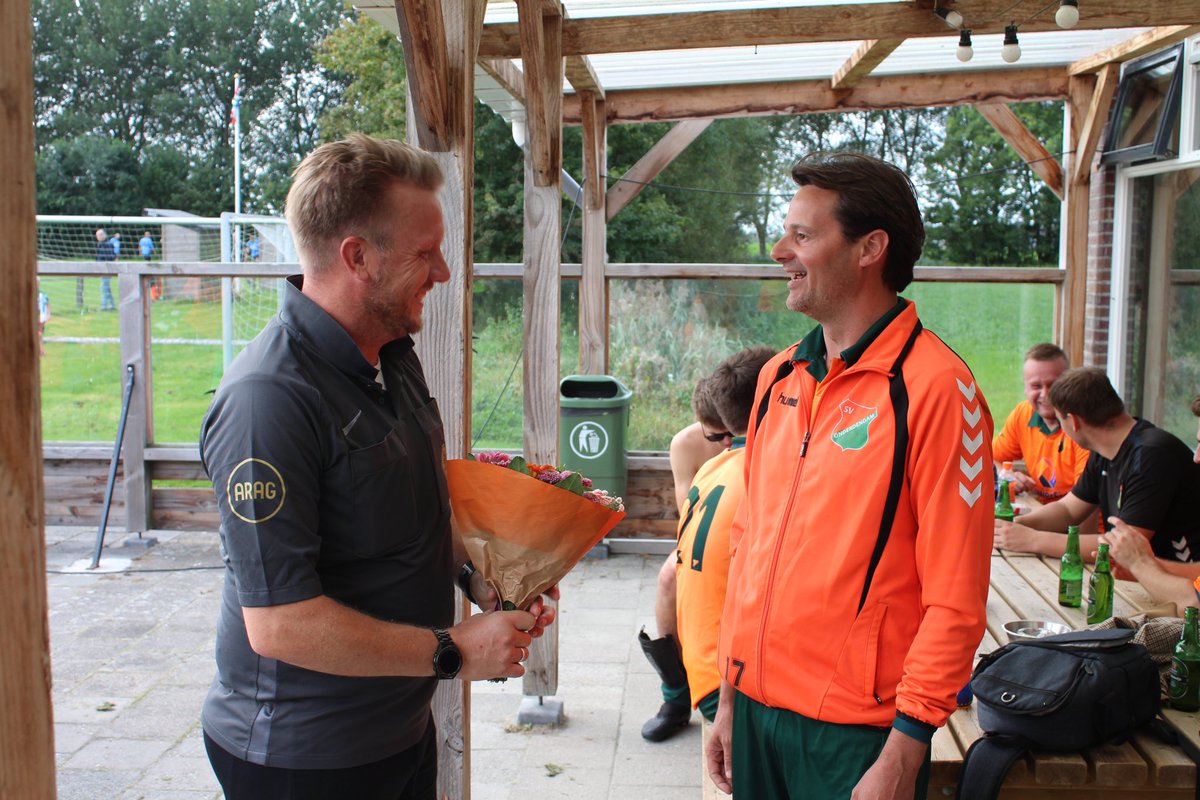 #WeekVanDeScheidsrechter

Voorzitter Jaco overhandigd de scheidsrechter van afgelopen zaterdag een bloemetje. Want zonder een scheidsrechter, geen wedstrijd.