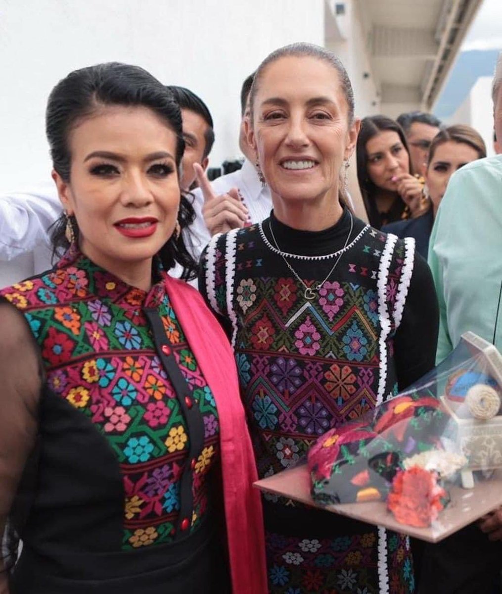 Tal para cual.

Claudia Sheinbaum está en Chilpancingo, Guerrero, evidentemente con Morena se pasó del Crimen Organizado al Crimen Abrazado por la 4T.
En la foto, <a href="/Claudiashein/">Claudia Sheinbaum Pardo</a> (quién promete seguir los pasos de López, de abrazos a delincuentes) está con la alcaldesa de Morena en