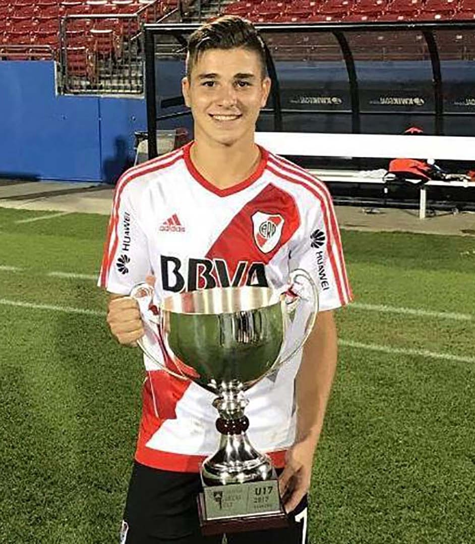 El mejor delantero Argentino del mundo es hincha de River y se llama Julian Alvarez.
