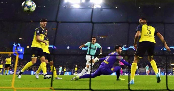 scvgIia's tweet photo. non è da tutti segnare davanti al muro giallo, nel calcio ci sono le CATEGORIE https://t.co/CDpwc9WyUG