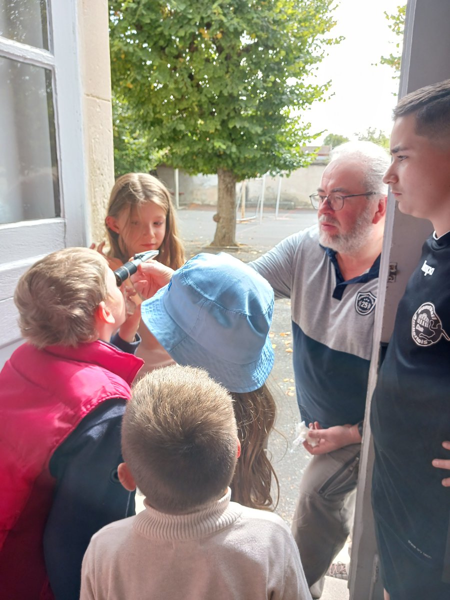 Rucher pédagogique: autour de la hausse retirée en août, des élèves et des parents ont prêté main-forte pour en extraire le miel, une découverte pour beaucoup d'entre eux. Pour s'assurer de sa bonne conservation, le taux d'humidité a été contrôlé avec le réfractomètre: 17,5%.