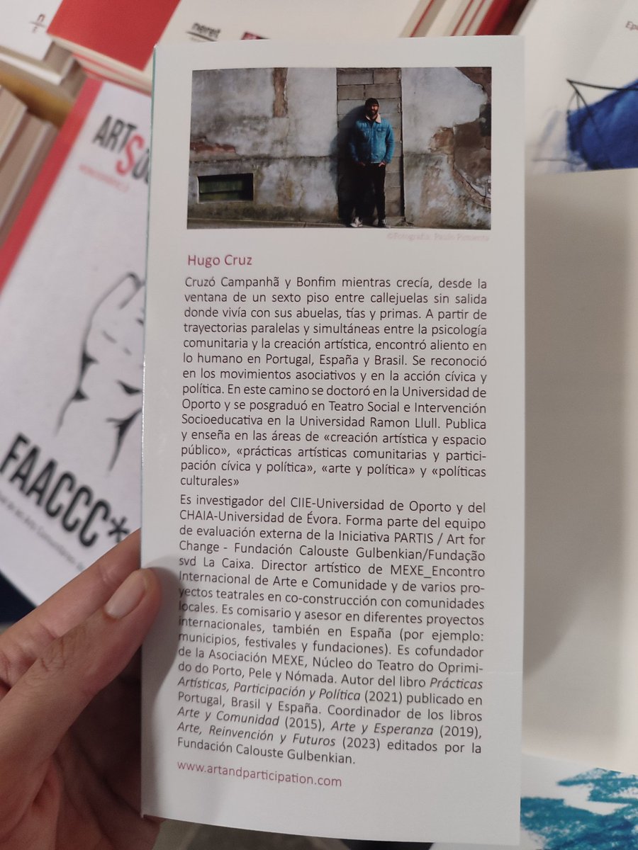 laurafrailev's tweet photo. Presentación del libro Prácticas artísticas, participación y política de #HugoCruz con @BarbieriMuttis editado por @neretedicions en el @FAACCC1 #Barcelona #SantAndreu https://t.co/CzWbXPHlTp