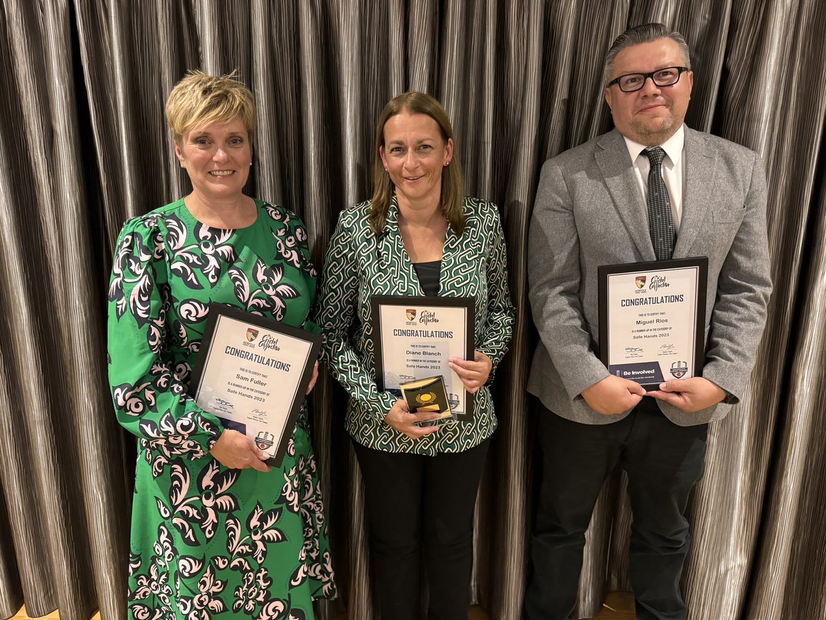 🏏 Grassroots Cricket Awards 2023 🏏

Safe Hands Award Presentation

🥇- Diane Blanch (Horsford)
🥈- Sam Fuller (North Runcton)
🥈- Miguel Rios (Ketteringham Hall)

Congratulations to everyone 👏

#GrassrootsAwards