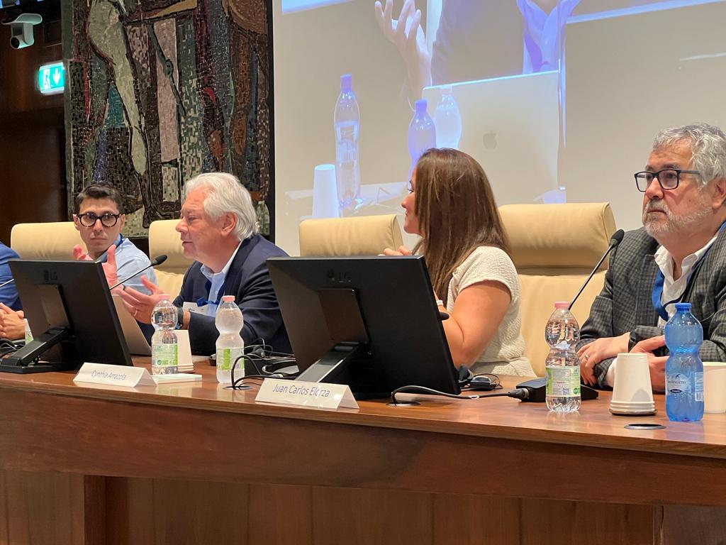 AgendaCAF's tweet photo. 🎉 Concluye el último día de la VI edición del #foropymes #Italia #ALC en Bergamo. El evento, organizado por @iila_org con el respaldo de @agendacaf, tuvo como foco potenciar la productividad de las #pymes en #ALC.
Nuestro Director de Análisis Técnico y Sectorial de la Vicepresidencia de Sector Privado, Juan Carlos Elorza, compartió panel con representantes de México (@CANACINTRA_slw), Uruguay (@camindus) y Ecuador. Germán Ríos (@grrios) de #IEUniversity moderó este espacio donde se subrayó la necesidad de impulsar fondos e instrumentos financieros para las #pymes.
Juan Carlos Elorza destacó que, pese a los avances de la banca multilateral y gobiernos, las #pymes aún enfrentan barreras financieras en áreas como:
👉 Innovación
👉 Internacionalización
👉 Desarrollo tecnológico
👉 Agenda ambiental y climática
👉 Liquidez para operar en cadenas de valor.
En respuesta, @agendaCAF está enfocada en diseñar productos financieros con garantías variadas que amplíen el acceso a financiamiento. Además, siguiendo la misión de CAF de ser el banco verde de #ALC, impulsa financiamientos con enfoque en sostenibilidad, ofreciendo términos competitivos y formación.
Sabemos que, además del financiamiento, las #pymes en #ALC necesitan apoyo en formación empresarial, digitalización, agenda verde e inclusión.
El próximo #Foropymes de @iila_org se celebrará en Uruguay.
¡Nos vemos en 2024!
