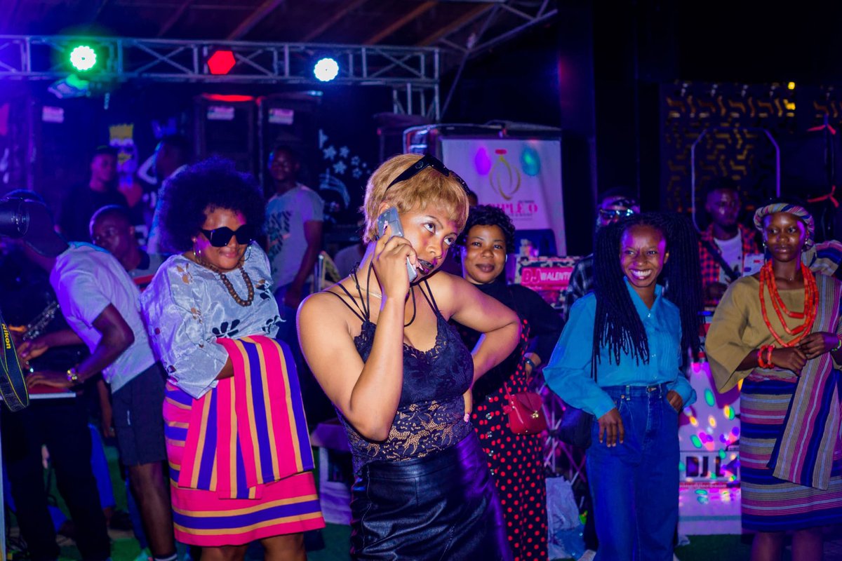 Deb__loaf's tweet photo. @_Mcbobo called me Back 2 Old skul @InsideOsogbo and I gave him the Bizzy body Vibe. Ladies and Gents... The Show of the Year🔥🔥🔥 #yourfavredcarpethost #osunevents #osogboisfun https://t.co/BkTwZ2cZQQ