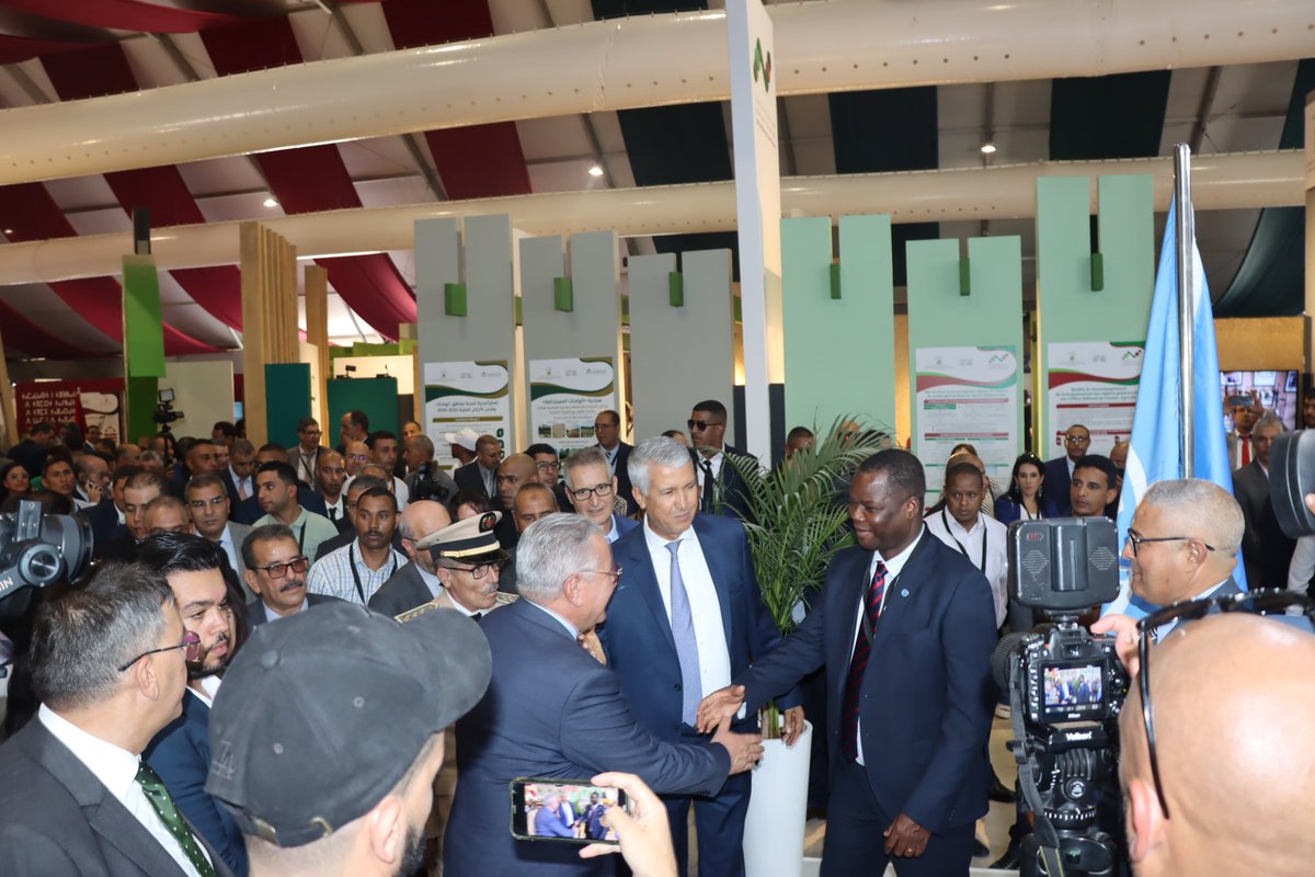 FAOMaroc's tweet photo. Notre équipe était honorée de présenter nos actions menées dans les zones oasiennes 🇲🇦à M.@MohammedSADIKI4, Ministre de l'Agriculture, de la Pêche Maritime, du Développement Rural et des Eaux et Forêts et sa délégation lors du #SalonInternationalDesDattes #Sidattes 🌴🌍 https://t.co/Z0kQrNZURS