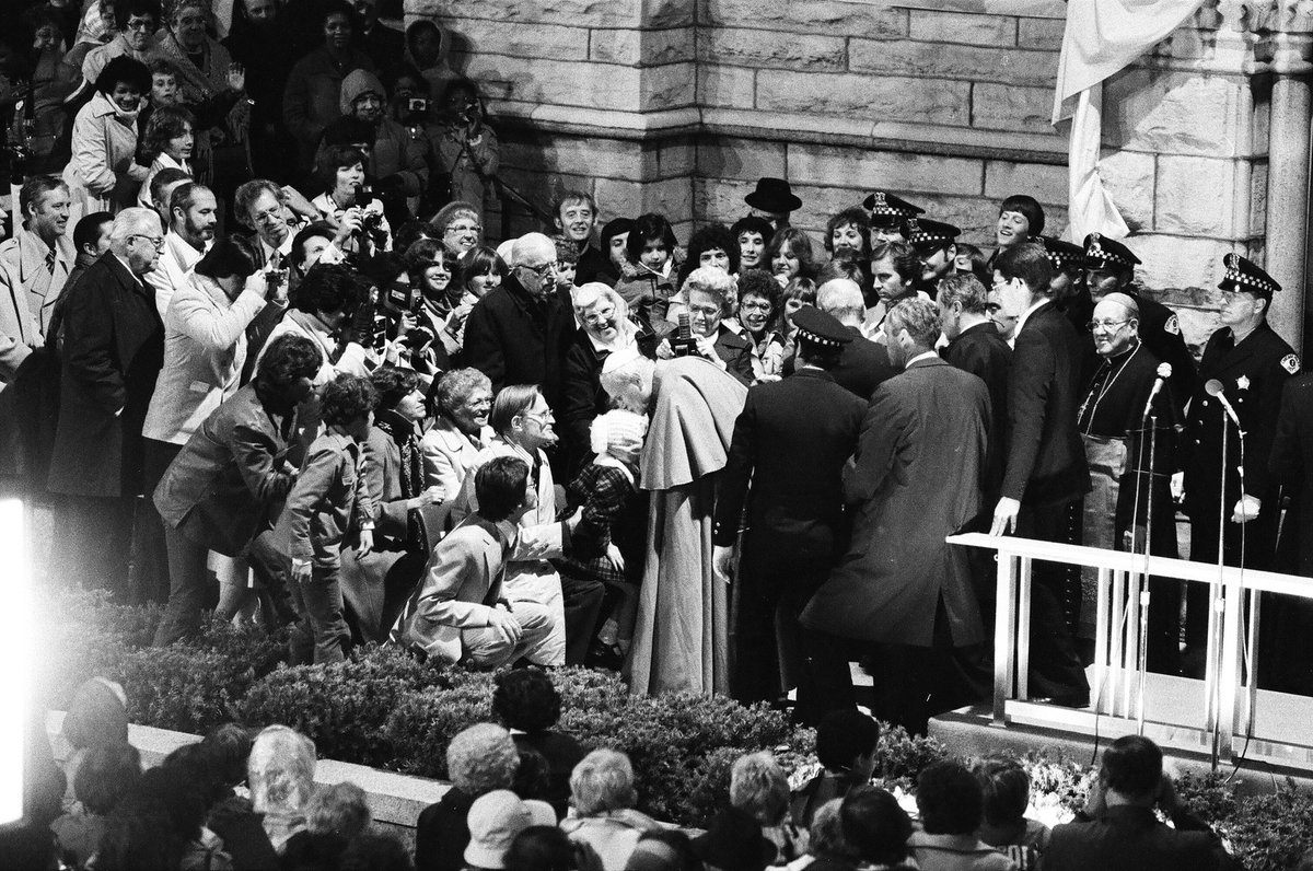 ChicagoMuseum's tweet photo. #OnThisDay in 1979, #JohnPaulII arrived in Chicago for his only visit to the city as pope. He visited multiple churches & celebrated mass in Grant Park, which about 1.2 million people attended. Learn more about Chicago’s Polish communities in #BackHomeCHM https://t.co/93Ez25xyDF https://t.co/EsjMJNshKF