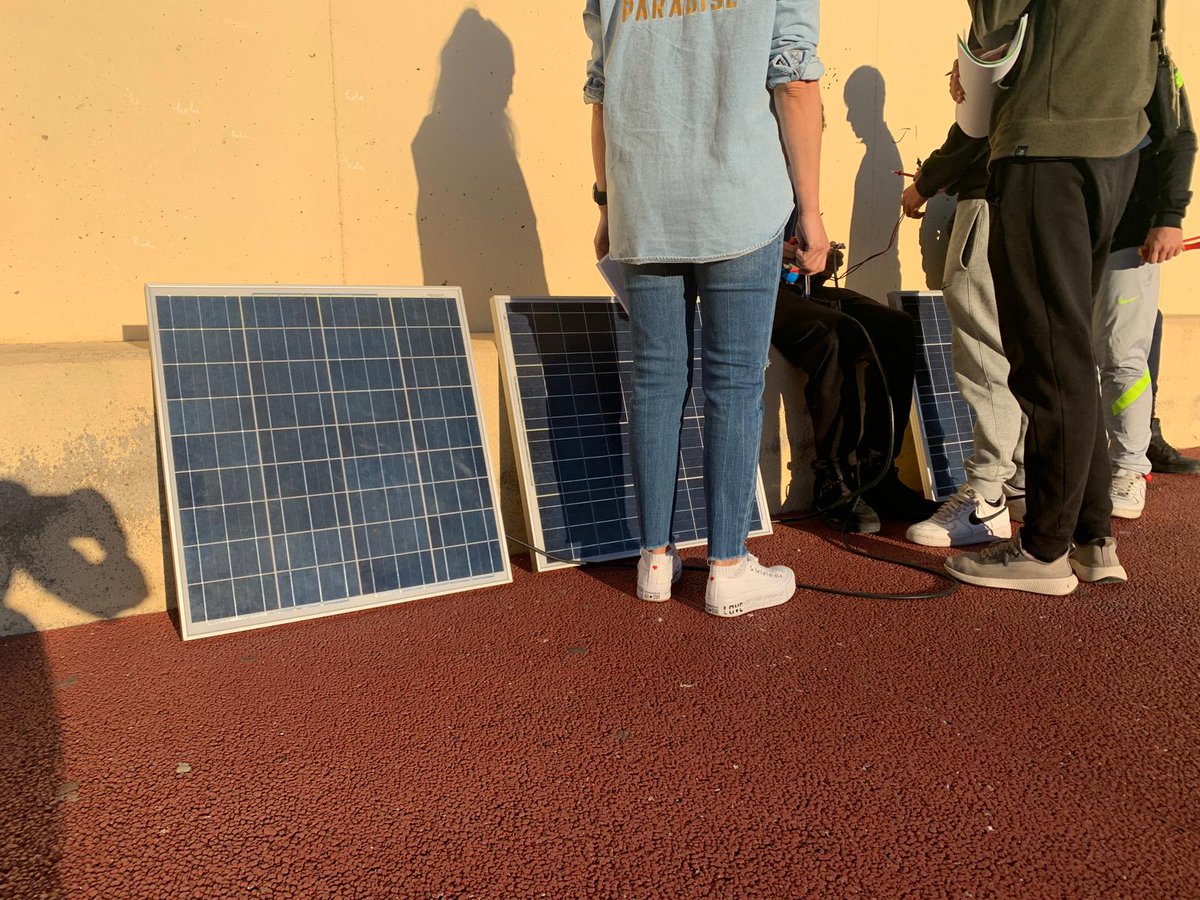 LaSalleInstituc's tweet photo. En el #GradoMedio de Instalaciones eléctricas y automáticas de #ILSA_FP  hemos estado haciendo una práctica de paneles solares fotovoltaicos. ¡Energías renovables 100%! https://t.co/2HAqaxcNkb