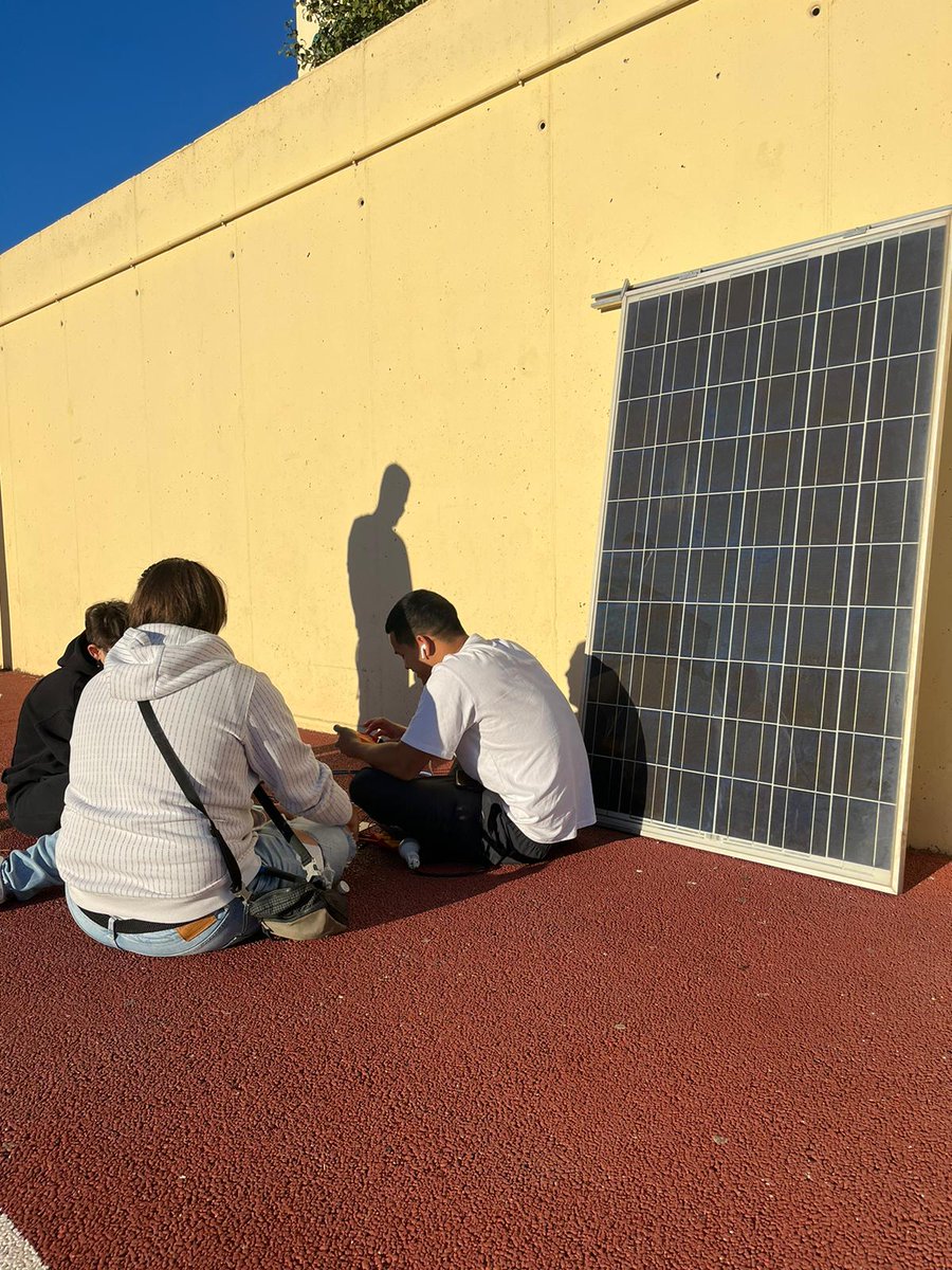 LaSalleInstituc's tweet photo. En el #GradoMedio de Instalaciones eléctricas y automáticas de #ILSA_FP  hemos estado haciendo una práctica de paneles solares fotovoltaicos. ¡Energías renovables 100%! https://t.co/2HAqaxcNkb