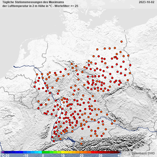 Am 2.10.2023 wurden erneut subtropische Luftmassen anch D. transportiert.
Am wärmsten wurde es in einem breiten Streifen zwischen der südwestlichen Rheinebene und Nordrhein-Westfahlen bis nach Brandenburg und Sachsen. Hier meldeten 238 Stationen einen Sommertag.