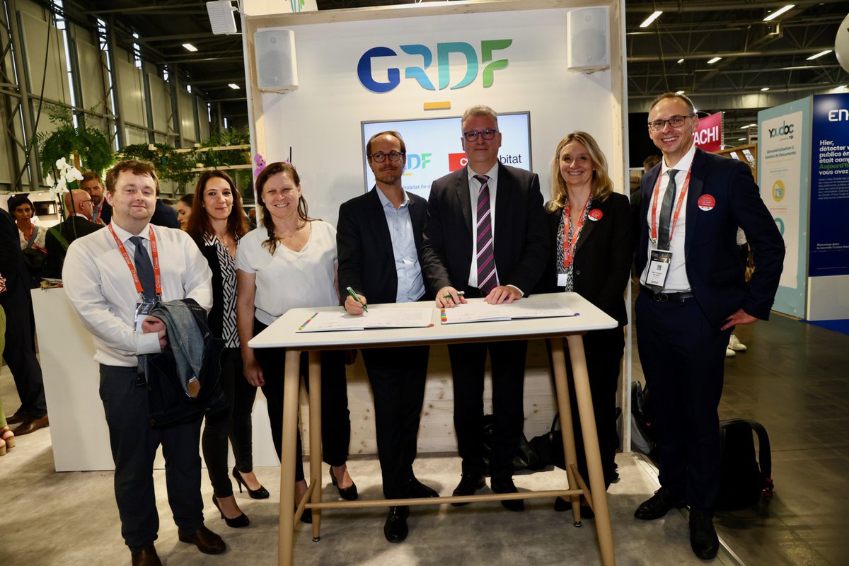 #CDCHabitatIDF et <a href="/GRDF/">GRDF</a> #ÎleDeFrance signent un partenariat afin de mettre en place des actions en faveur de la transition écologique, énergétique et solidaire ainsi qu’au profit de la sécurité des installations gaz sur le patrimoine francilien de #CDCHabitat. #CongrèsHLM