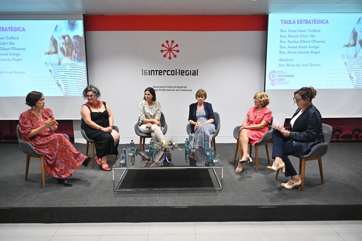 LaIntercolSuma's tweet photo. #DonesIntercolCat

Comença la Taula Estratègica amb @irene_josa, @MerceCivit, @KarinagibertK, @joanaamam, @alicialinares i @nuriadejose,  en representació de les sis sectorials de @LaIntercolSuma per parlar de la situació actual de les professions en clau d'igualtat i gènere. https://t.co/fhMwO3VROW