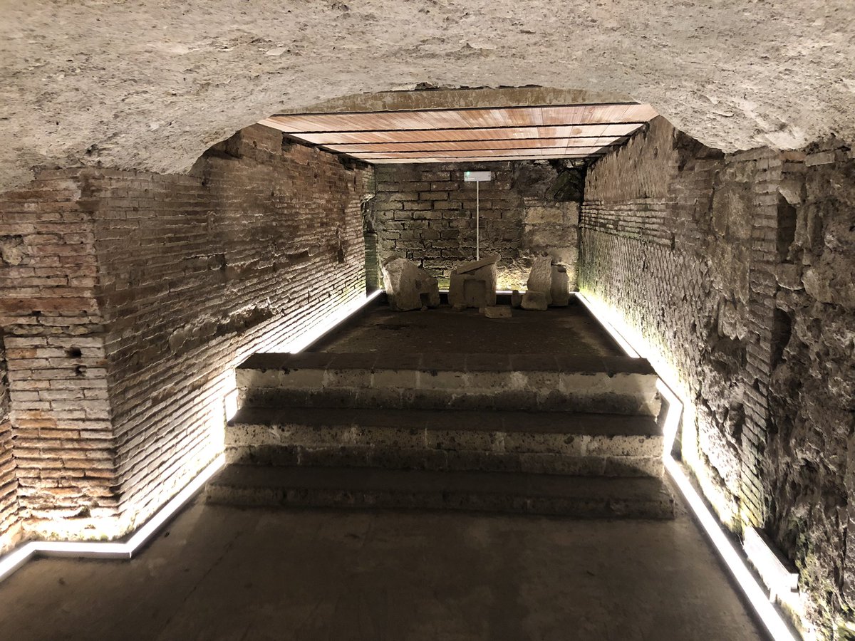 Eindrücke von gestern - #TeamCampania ist unter die Erde gestiegen, um das antike Neapel zu erkunden. Und es gab einiges zu sehen: der alte Marktplatz (macellum), das Aquädukt, das Theater …