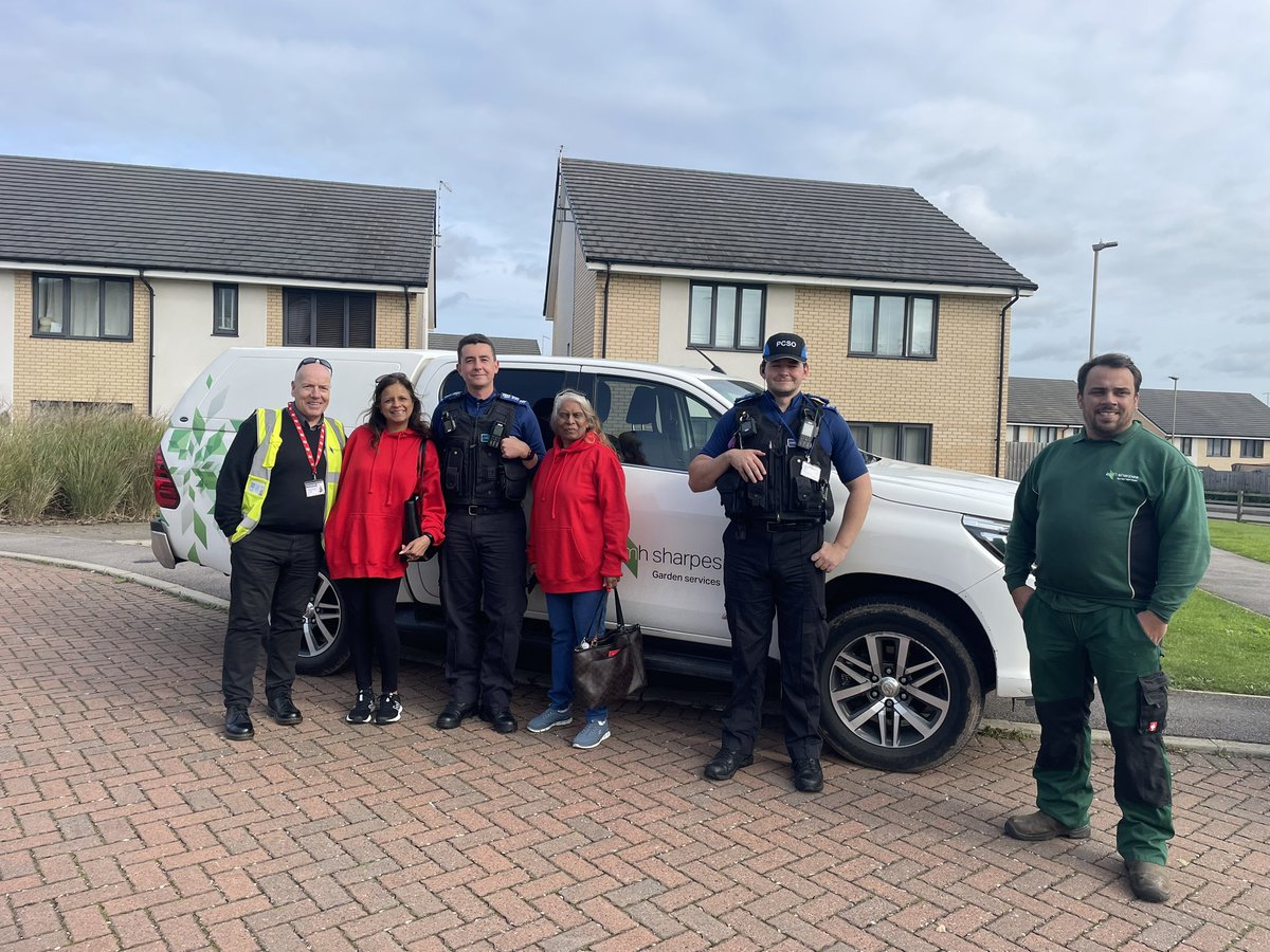 A great Estate Action Day at Heathcott. Joint working with @LPSouthLeics <a href="/rsfsowden/">Robert Sowden</a> &amp; Property Services. #OneTeam #communities @emhhomes <a href="/lauramo68981975/">LauraMorgan</a> <a href="/Hayleyemh/">Hayley Perkins</a>
