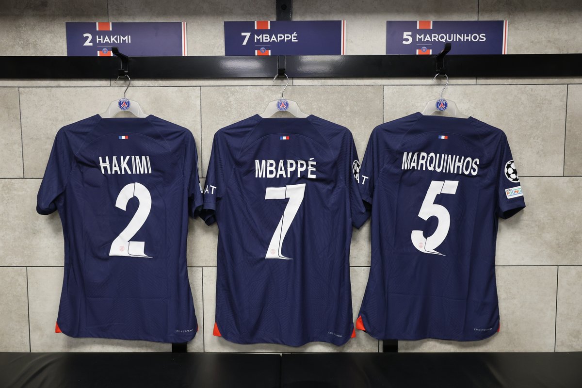 PSG_inside's tweet photo. Le vestiaire parisien au 𝐒𝐭 𝐉𝐚𝐦𝐞𝐬' 𝐏𝐚𝐫𝐤 ! 👕🔴🔵

#NEWPSG I #UCL https://t.co/zKagEZqQRM