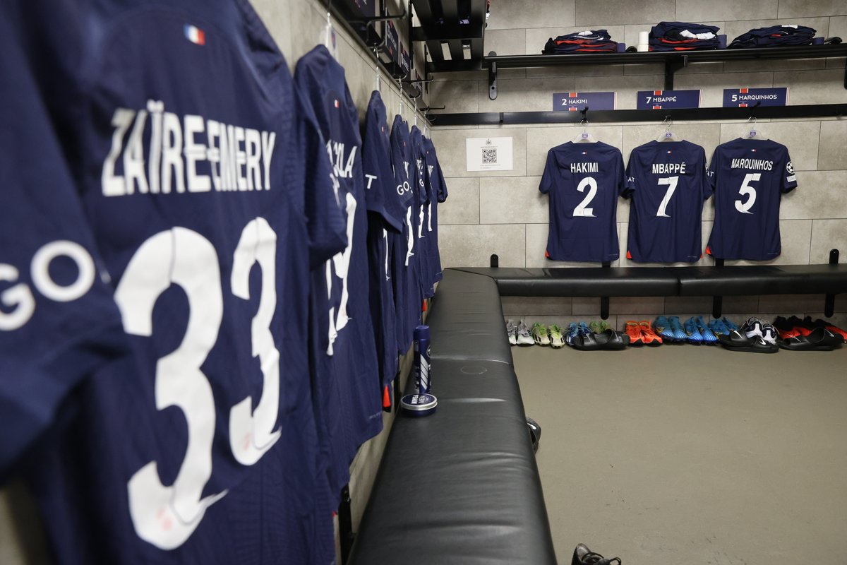 PSG_inside's tweet photo. Le vestiaire parisien au 𝐒𝐭 𝐉𝐚𝐦𝐞𝐬' 𝐏𝐚𝐫𝐤 ! 👕🔴🔵

#NEWPSG I #UCL https://t.co/zKagEZqQRM