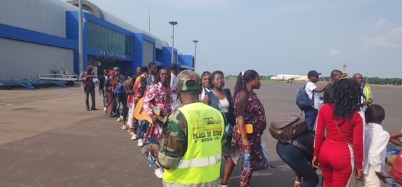 ACNURAngola's tweet photo. Embarcar num avião para regressar a casa.
72 refugiados a caminho de Kinshasa.
É o primeiro grupo a participar no repatriamento voluntário este ano entre Angola e a República Democrática do Congo.
@UNPeaceBuilding #volrep https://t.co/4pQvLfo3UM