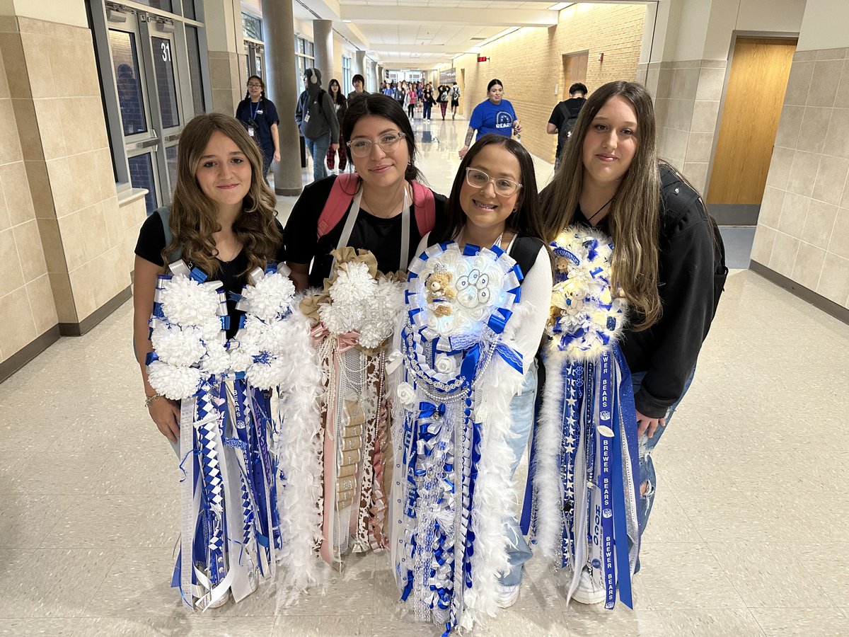 brewerhighwsisd's tweet photo. It's #Homecoming23 at Brewer High School and it is mum day! #texasmums #hocoweek #somanyribbons #feathersandflowers https://t.co/3TIz6l8dRu