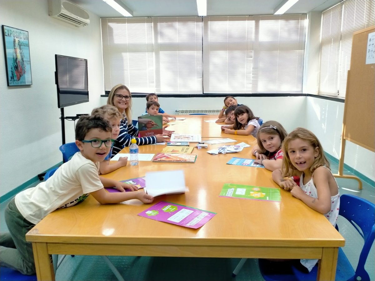 BPECuenca's tweet photo. 🥰 ¡Primera sesión del Club de Lectura Origami (6/8 años) con Jenny (@encuentada)! 
👧🧒 Nuestr@s chic@s han comenzado a tope y, como #Halloween está a la vuelta de la esquina, empezarán a leer 📙 𝙇𝙖 𝙗𝙧𝙪𝙟𝙖 𝙧𝙚𝙘𝙝𝙞𝙣𝙖𝙙𝙞𝙚𝙣𝙩𝙚𝙨 🧙
¡Hasta el próximo miércoles! 🤗 https://t.co/o7l4IkcLqn