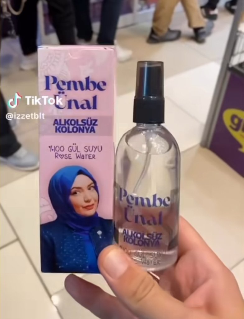 DTural's tweet photo. Alkolsüz kolonya sipariş ettik ama henüz gelmedi. Ama hiç merak etmeyin bunun da alkolünü aldık tuz bastık içine. Huzurlarınızda Pembe Ünal Alkolsüz Kolonya.. #KızılcıkŞerbeti 😂 https://t.co/JLUhdLDPHR