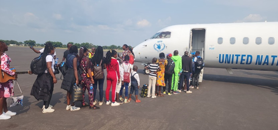 ACNURAngola's tweet photo. Boarding a plane to return home.
72 refugees on the way to Kinshasa.
This is the first group to participate in voluntary repatriation from Angola and the Democratic Republic of Congo this year.
@UNPeaceBuilding #volrep https://t.co/SMYEkal0DW