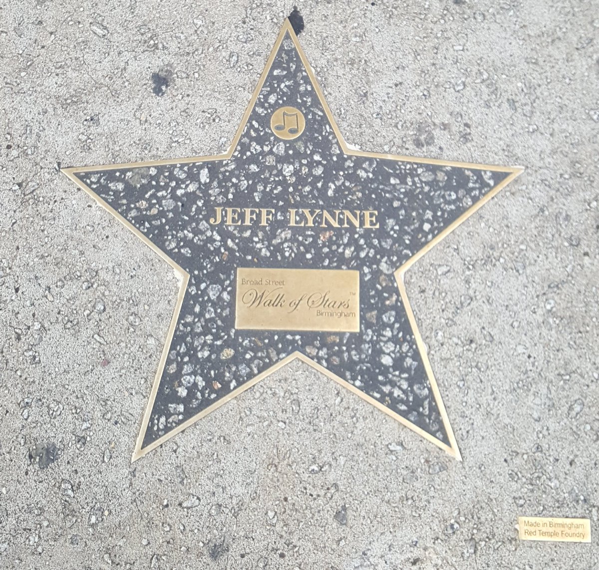 Jeff Lynne is one of our musical heroes here at Men2sing . Good to see him honoured in this way, in Broad Street, Birmingham

#ELO #MisterBlueSky