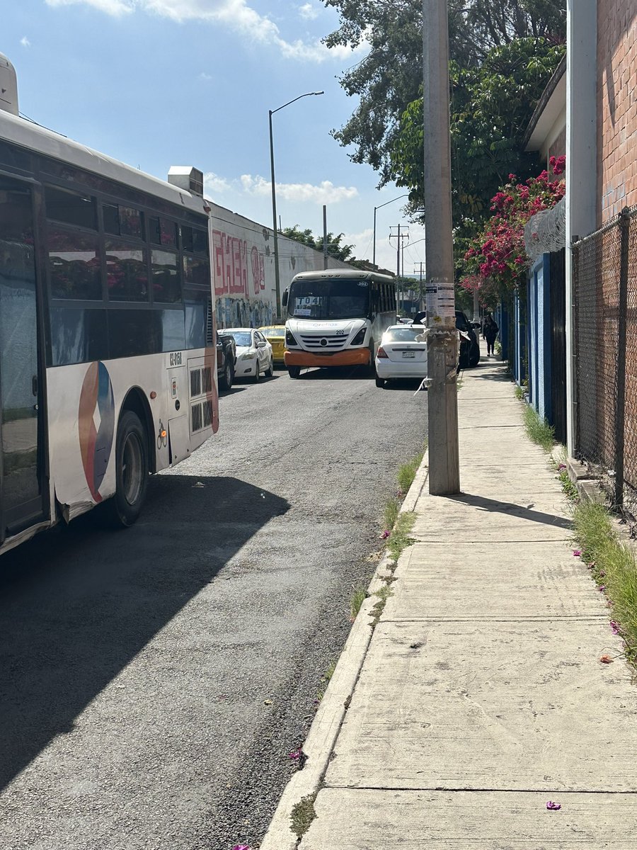 jorgefo's tweet photo. @qromunicipio @gobqro @merida7776 @malvarezvargas @makugo En estos 15 días que bloquearon lateral de 5 de febrero (Zaragoza - Pino Suarez) deberían de quitar los coches que se estacionan en Churubusco, mínimo para tener carriles libres en esta vía alterna #5defebrero #Queretaro https://t.co/cs3ElQ6Pjv