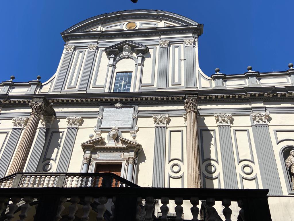 …. und oberirdisch zwei Säulen des  Dioskurentempels. Hier wurden früher die mythischen Zwillinge Castor und Pollux verehrt. Die beiden antiken Säulen mit ihren korinthischen Kapitellen sind heute der Teil der Kirche San Paolo Maggiore. #Classics #AntikeKultur #Napoli