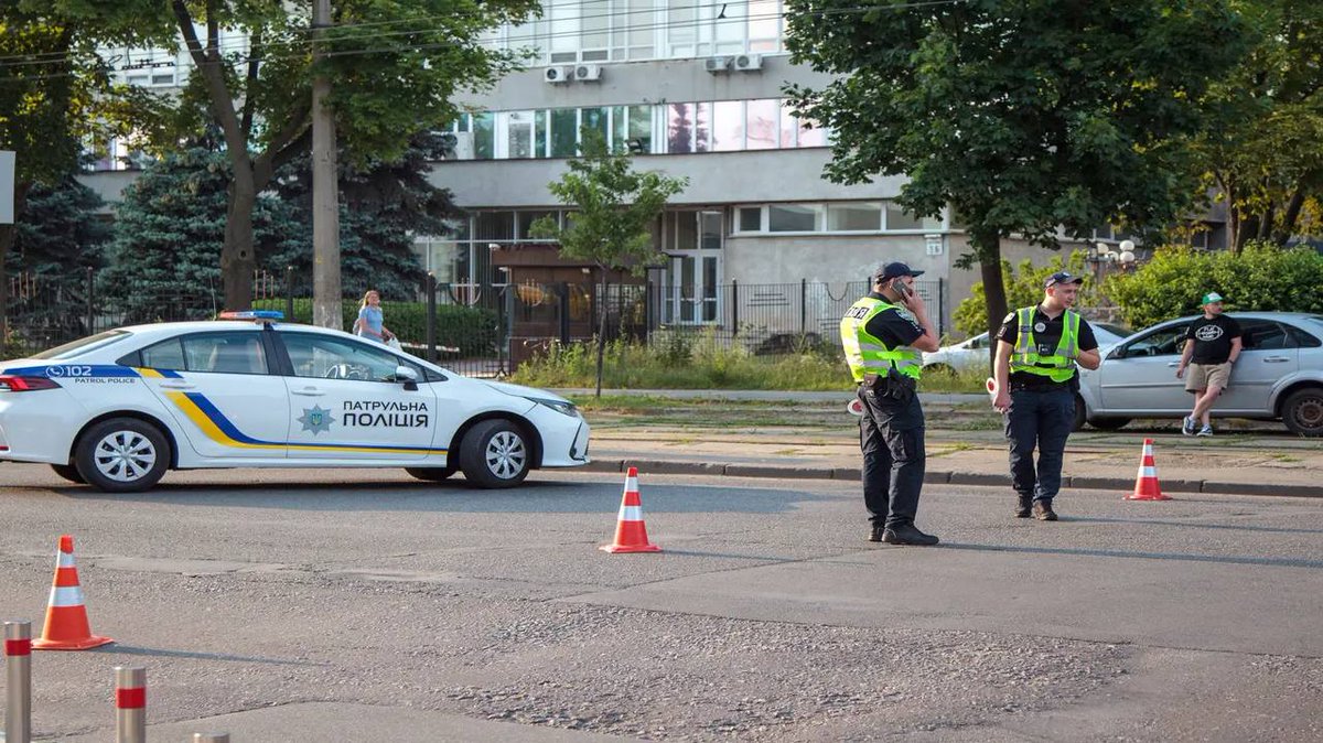 geogeolite's tweet photo. Mysterious death in Kiev: US auditor investigating corruption in arms supply found dead The body of American citizen Martin Hart was found between building slabs near a housing estate under construction this night. 

"There was an accident," assures the Ukrainian police, which was to be expected. "There was probably a break in the cable and the bystander was overwhelmed by the material." Of course we believe so. Typical Americans wandering construction sites at night.

 Hart is known to have worked with Ukrainian specialists from the National Anti-Corruption Bureau of Ukraine (NABU) before his death. He must have found something interesting. Will the US react in any way, or is the life of an American worth nothing to Washington?