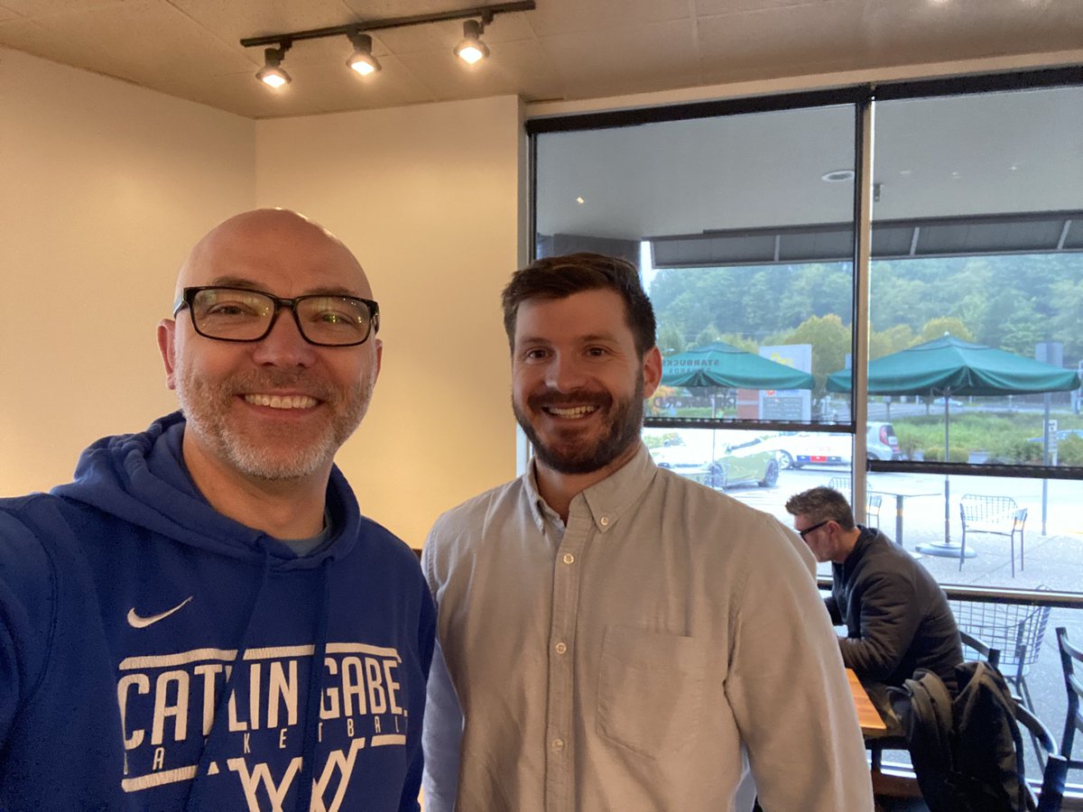 Small world today! ⁦<a href="/MacalesterBase/">Macalester Baseball</a>⁩ ⁦<a href="/Macalester/">Macalester College</a>⁩ repping in PDX. Sit down ⁦<a href="/Starbucks/">Starbucks</a>⁩ for my am tea and run into ⁦<a href="/RossBronf/">Ross Bronfenbrenner</a>⁩ great chatting and catching up. #gomac ⁦<a href="/catlingabel/">Catlin Gabel School</a>⁩ ⁦@GoCGEagles⁩