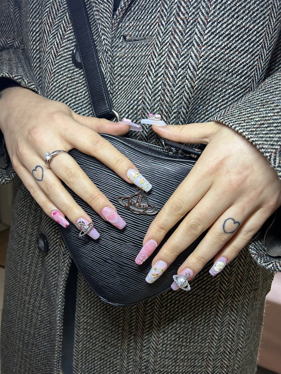 shelluriv's tweet image. Désolé je ne suis plus trop active ici mais je tenais à faire de la pub à mon amie Megane qui vient de commencer et qui a fait un travail remarquable sur moi !
Son insta : babymegane.nails !!
Elle est en région parisienne ( Villejuif )
Prix réellement abordables 
Rt appréciés &amp;lt;3