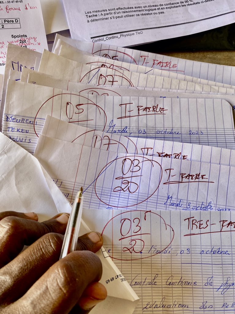 bak_labakeur's tweet photo. Je suis Proffeseur de #maths #physique #chimie et #science dans le lycée du #geni #millitaire à #Douala et voici les notes des élèves de terminale à la première séquence en #physique c’est catastrophe 💔 https://t.co/KviUgfqcrD