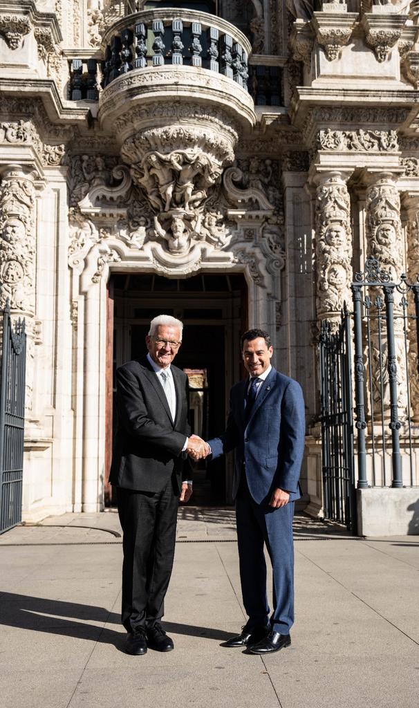 JuanMa_Moreno's tweet image. #Andalucía firma un Convenio con el Estado alemán de Baden-Württemberg (@RegierungBW) para desarrollar iniciativas a favor del hidrógeno verde, la ciencia o las energías renovables.

Seguimos ampliando la alianza por la #RevoluciónVerde.